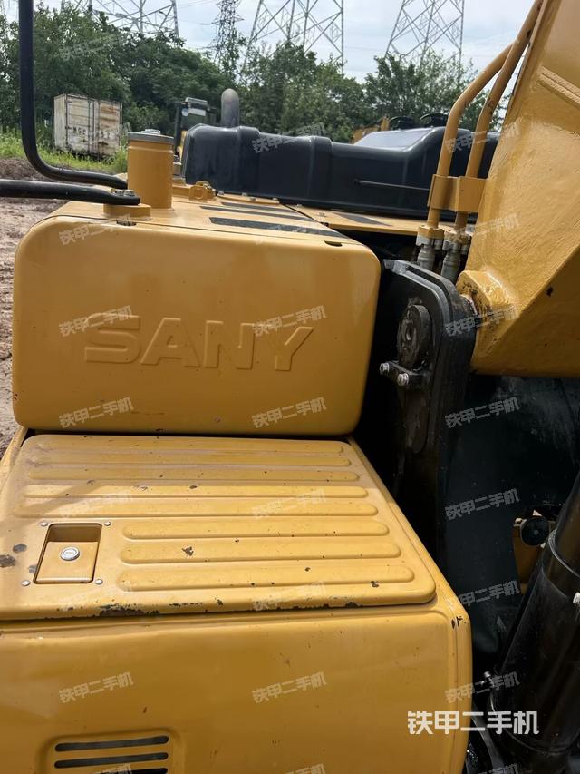 大臂根部 斜视(工作和回转装置) 大臂根部 斜视(工作和回转装置)