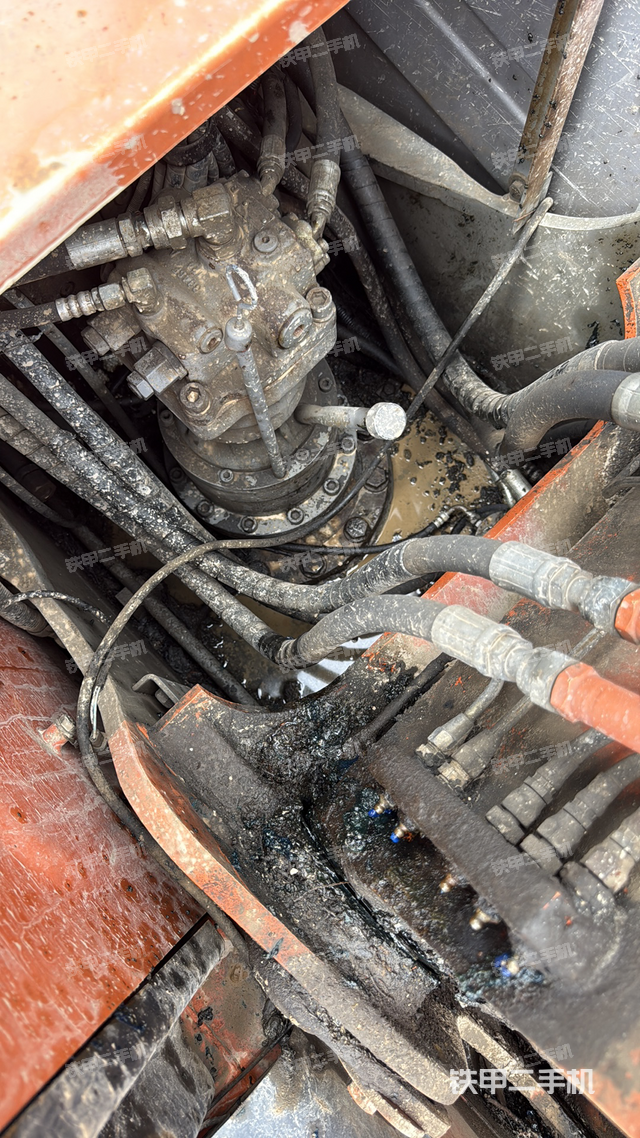 回转马达和主控阀（整机外观）