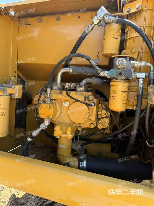 液压泵舱室正面整体(整机外观) 液压泵舱室正面整体(整机外观)