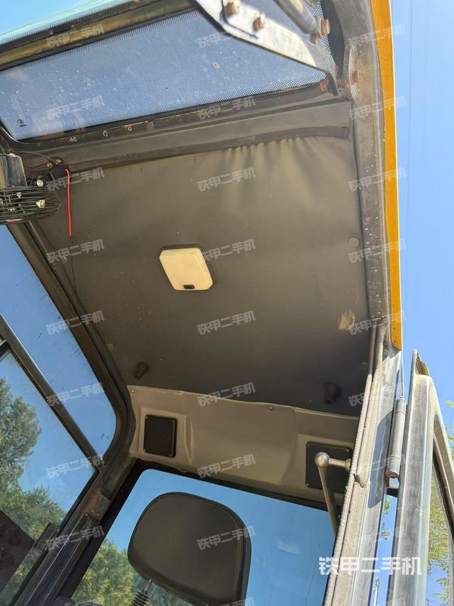 驾驶室顶部(整机外观) 驾驶室顶部(整机外观)