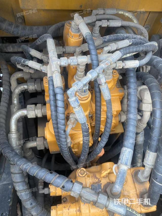 回转马达和主控阀(整机外观) 回转马达和主控阀(整机外观)