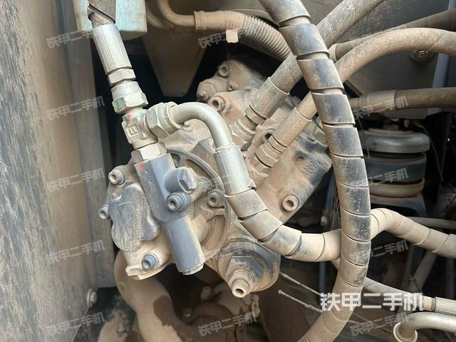 液压泵舱室正面整体(整机外观) 液压泵舱室正面整体(整机外观)