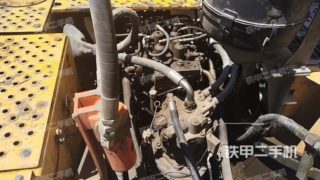 回转马达和主控阀(整机外观) 回转马达和主控阀(整机外观)