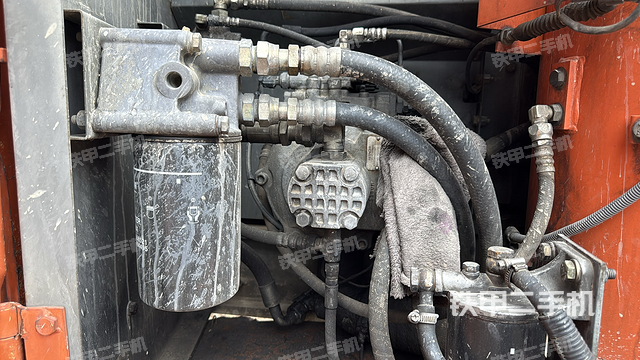 液压泵舱室正面整体（整机外观）