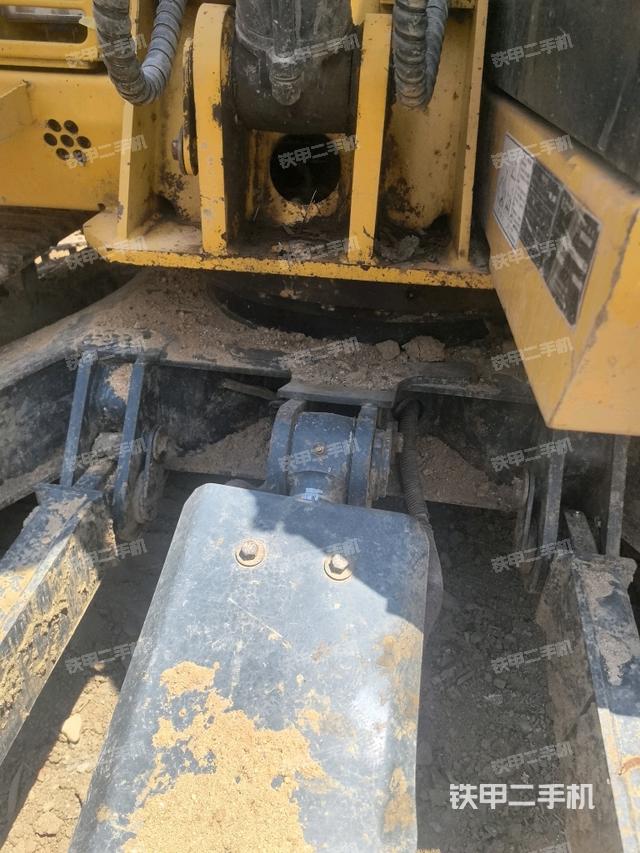 转盘和下车架正前(工作和回转装置) 转盘和下车架正前(工作和回转装置)