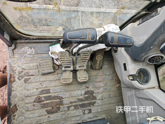 行走控制手柄和踏板 俯拍(驾驶室部分) 行走控制手柄和踏板 俯拍(驾驶室部分)