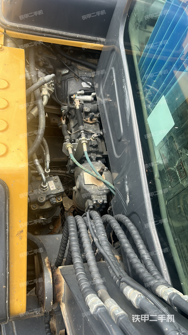 回转马达和主控阀（整机外观）