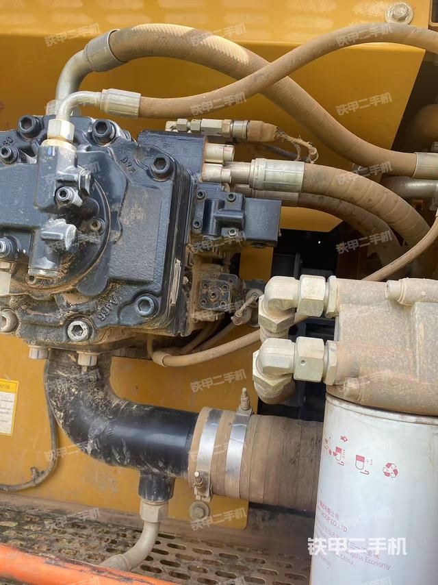 液压泵舱室正面整体(整机外观) 液压泵舱室正面整体(整机外观)