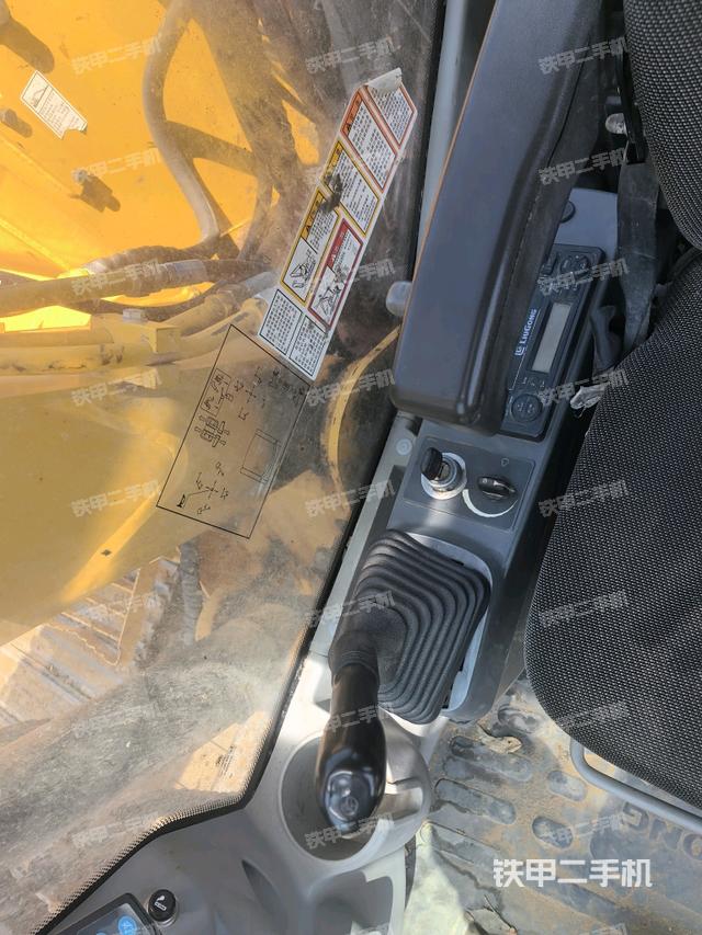 座椅右侧控制台/钥匙门/油门/含右手柄(驾驶室部分) 座椅右侧控制台/钥匙门/油门/含右手柄(驾驶室部分)