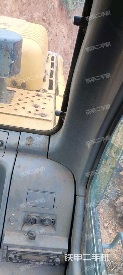 行走控制手柄和踏板 俯拍（驾驶室部分）