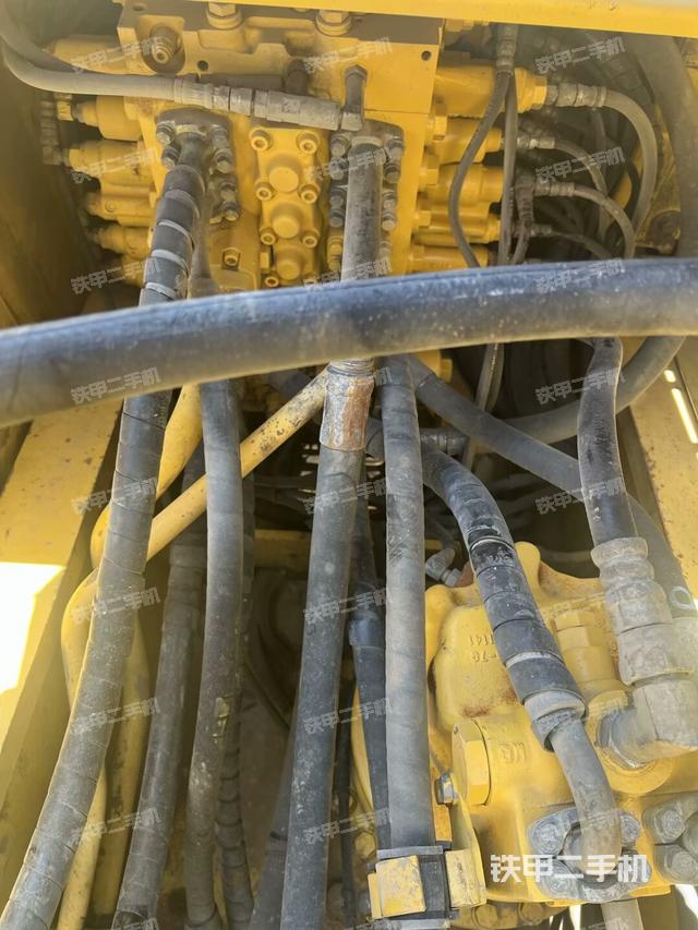 回转马达和主控阀（整机外观）