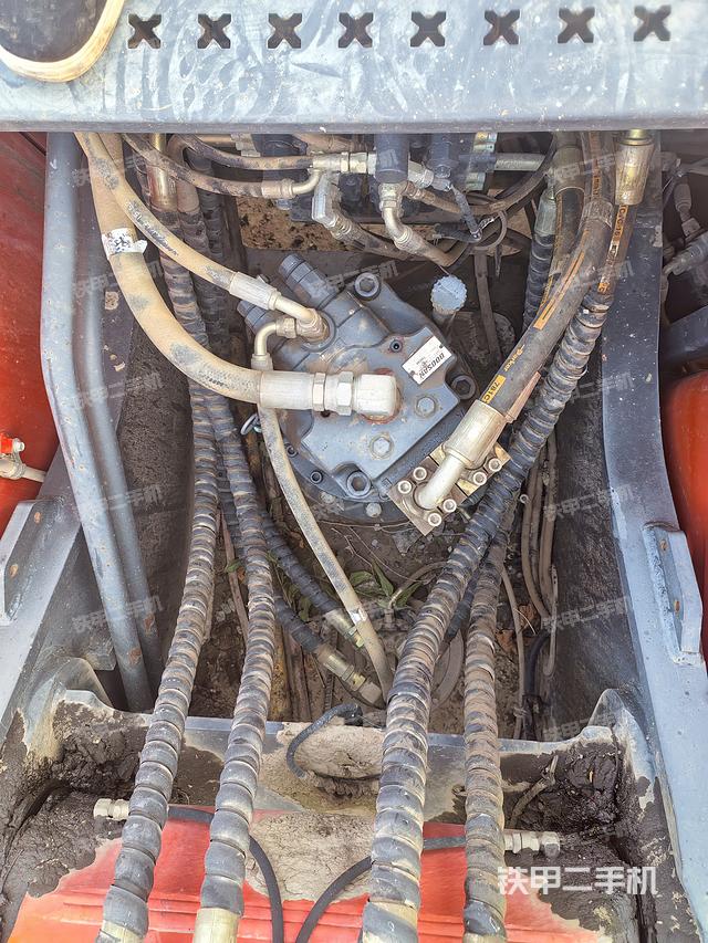 回轉(zhuǎn)馬達(dá)和主控閥(整機(jī)外觀) 回轉(zhuǎn)馬達(dá)和主控閥(整機(jī)外觀)