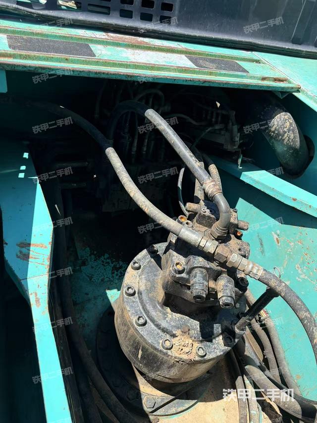 回转马达和主控阀(整机外观) 回转马达和主控阀(整机外观)