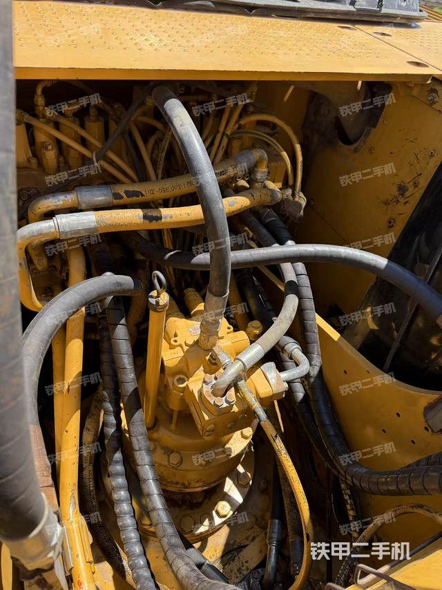 回转马达和主控阀(整机外观) 回转马达和主控阀(整机外观)