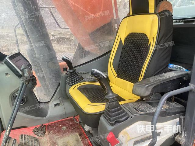 駕駛室整體（整機外觀）