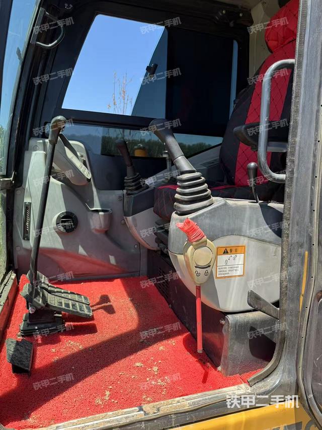 驾驶室整体(整机外观) 驾驶室整体(整机外观)