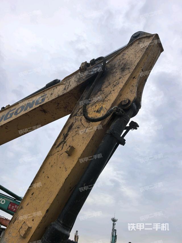 大臂油缸整体 竖拍(工作和回转装置) 大臂油缸整体 竖拍(工作和回转装置)