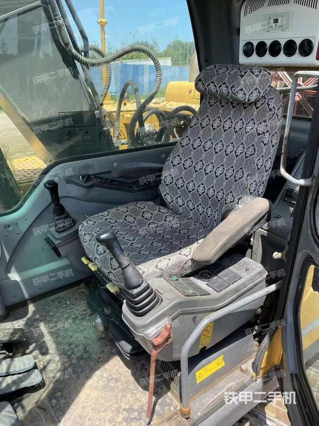 驾驶室整体(整机外观) 驾驶室整体(整机外观)