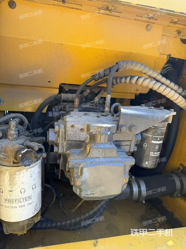 液压泵舱室正面整体(整机外观) 液压泵舱室正面整体(整机外观)