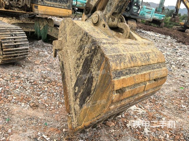 小臂整体左后(工作和回转装置) 小臂整体左后(工作和回转装置)