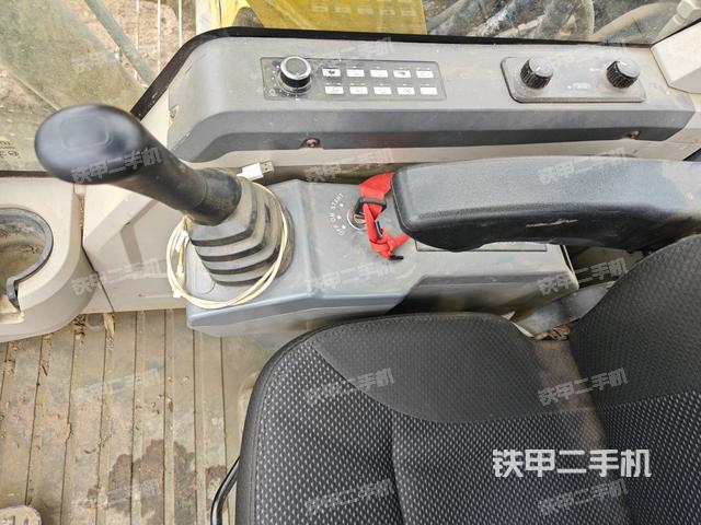 座椅右侧控制台/钥匙门/油门/含右手柄(驾驶室部分) 座椅右侧控制台/钥匙门/油门/含右手柄(驾驶室部分)