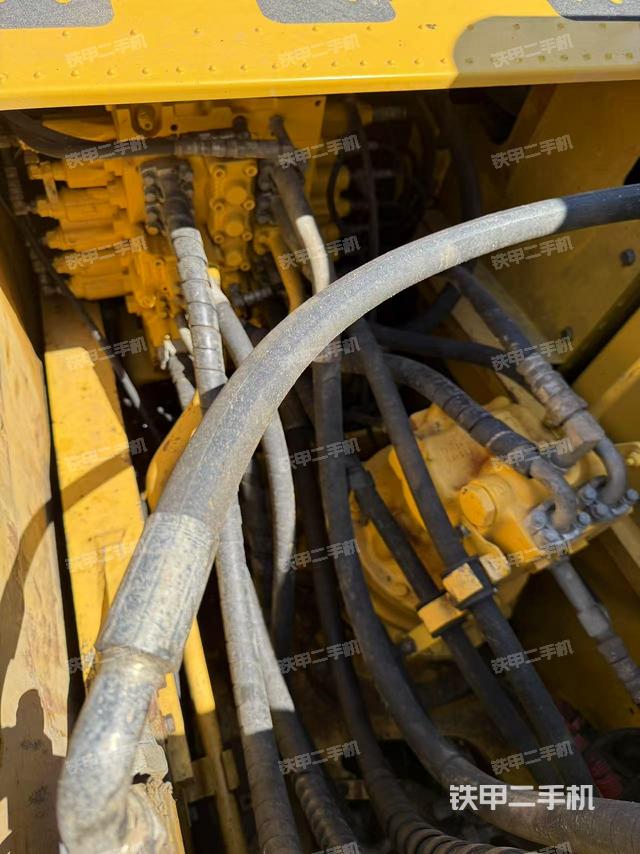 回转马达和主控阀(整机外观) 回转马达和主控阀(整机外观)