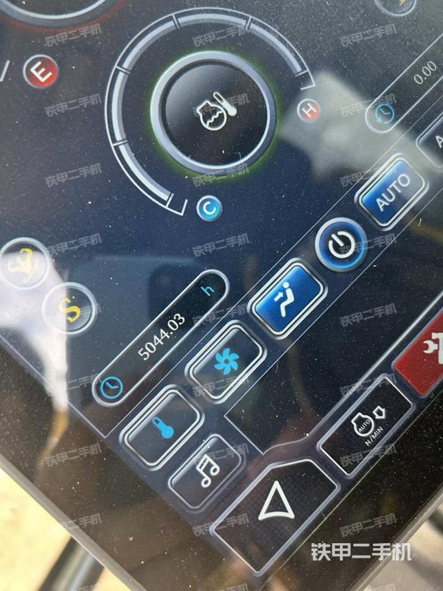 显示屏 (驾驶室部分) 显示屏 (驾驶室部分)