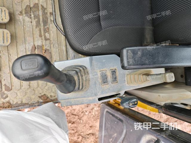 座椅左侧控制台/音响/含左手柄(驾驶室部分) 座椅左侧控制台/音响/含左手柄(驾驶室部分)