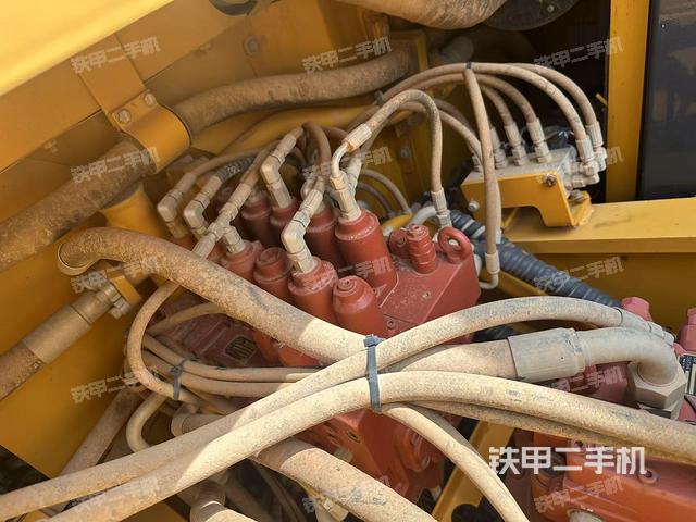 回转马达和主控阀(整机外观) 回转马达和主控阀(整机外观)