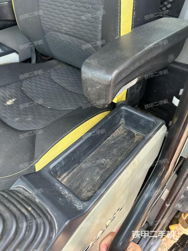 座椅右侧控制台/钥匙门/油门/含右手柄(驾驶室部分) 座椅右侧控制台/钥匙门/油门/含右手柄(驾驶室部分)