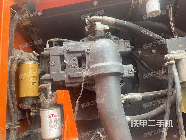 液壓泵艙室正面整體（整機外觀）