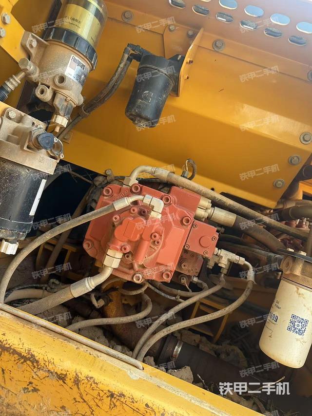 液压泵舱室正面整体(整机外观) 液压泵舱室正面整体(整机外观)