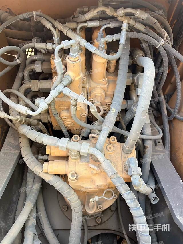 回转马达和主控阀(整机外观) 回转马达和主控阀(整机外观)