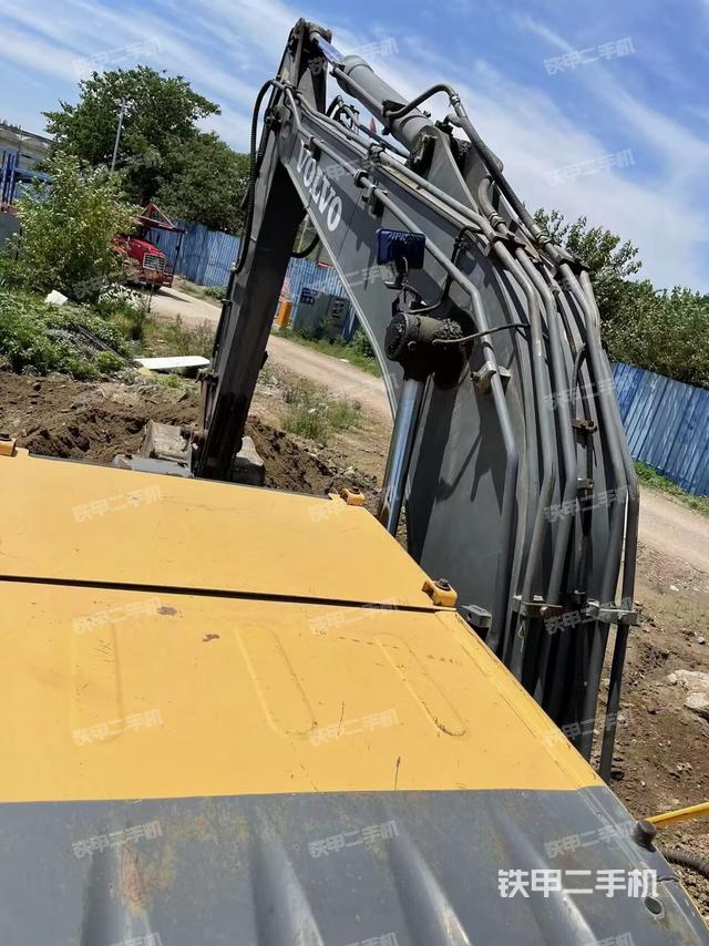 驾驶室顶部(整机外观) 驾驶室顶部(整机外观)