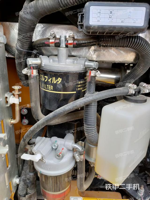 液压泵舱室正面整体（整机外观）