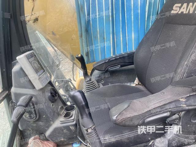 驾驶室整体(整机外观) 驾驶室整体(整机外观)