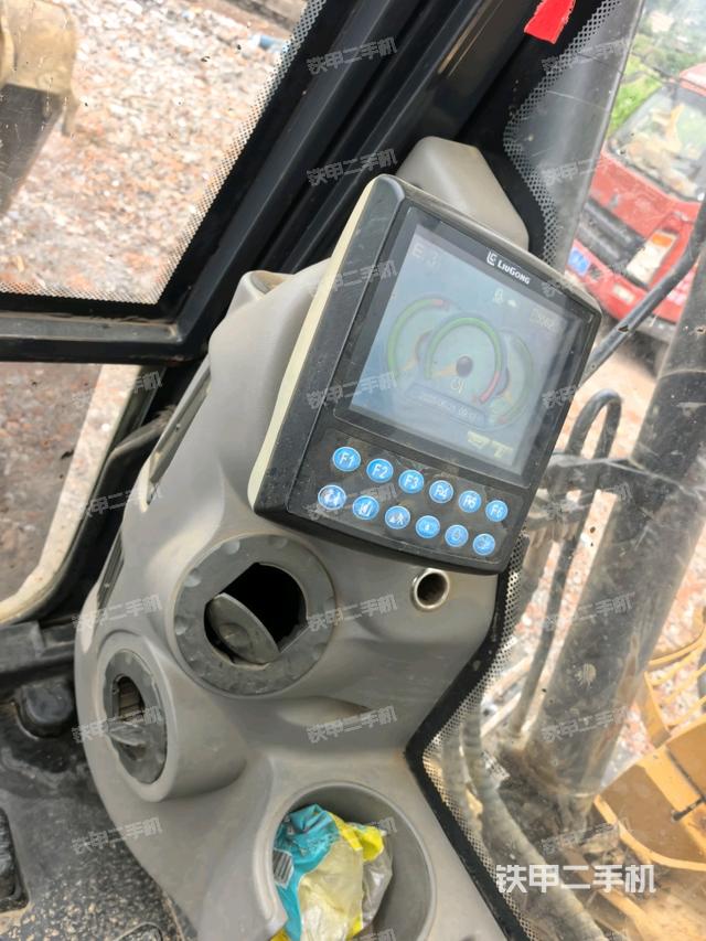 驾驶室左前45度(驾驶室部分) 驾驶室左前45度(驾驶室部分)