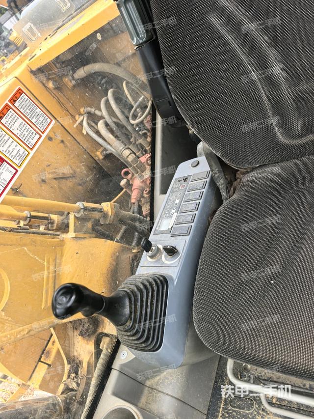 座椅右侧控制台/钥匙门/油门/含右手柄(驾驶室部分) 座椅右侧控制台/钥匙门/油门/含右手柄(驾驶室部分)