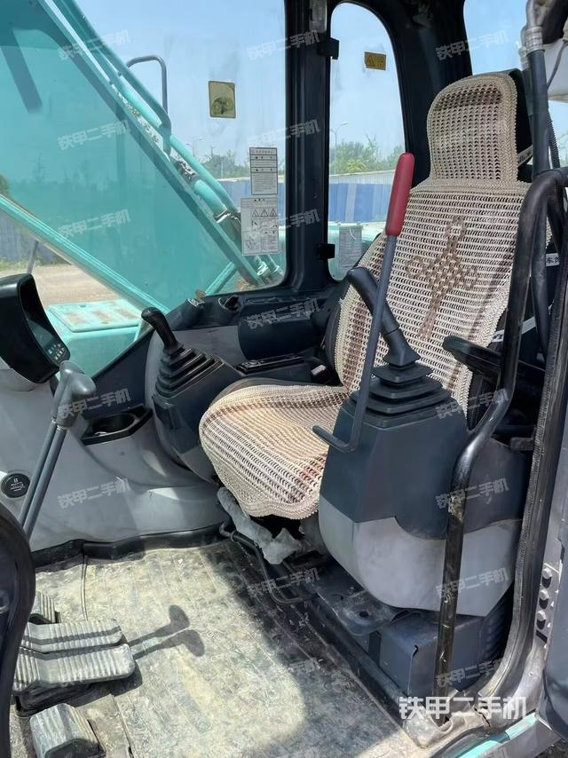 驾驶室整体(整机外观) 驾驶室整体(整机外观)