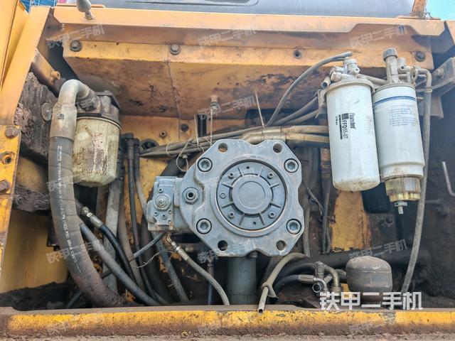 液壓泵艙室正面整體(整機(jī)外觀) 液壓泵艙室正面整體(整機(jī)外觀)