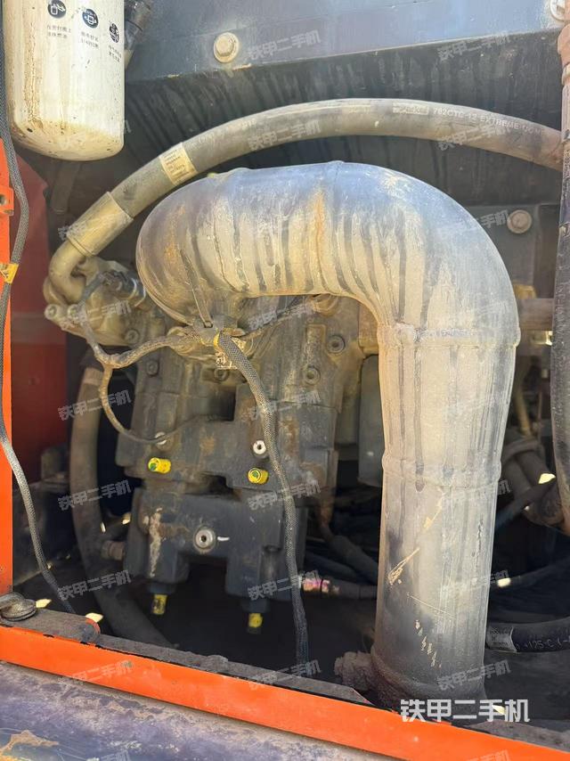 液压泵舱室正面整体(整机外观) 液压泵舱室正面整体(整机外观)