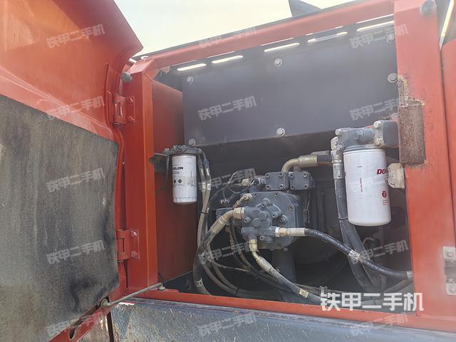 液壓泵艙室正面整體(整機(jī)外觀) 液壓泵艙室正面整體(整機(jī)外觀)