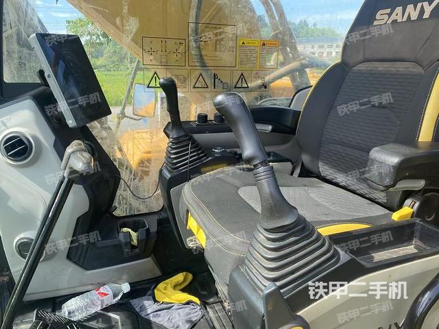 驾驶室整体(整机外观) 驾驶室整体(整机外观)