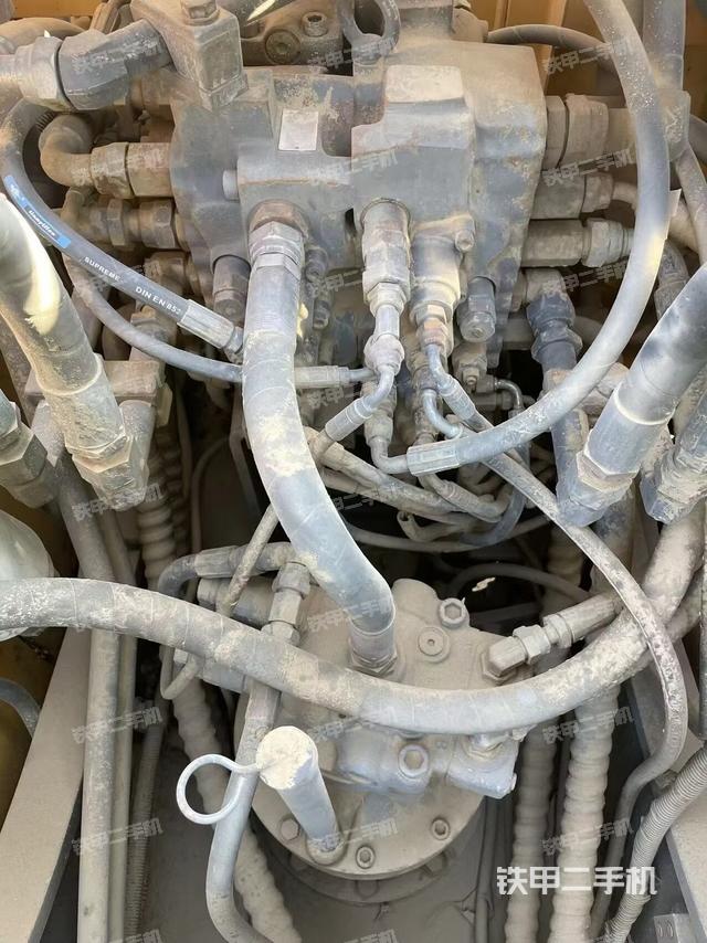 回转马达和主控阀(整机外观) 回转马达和主控阀(整机外观)