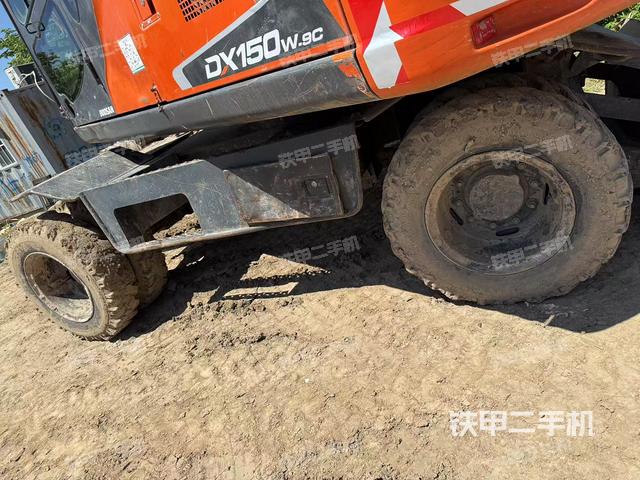 单侧履带整体(整机外观) 单侧履带整体(整机外观)