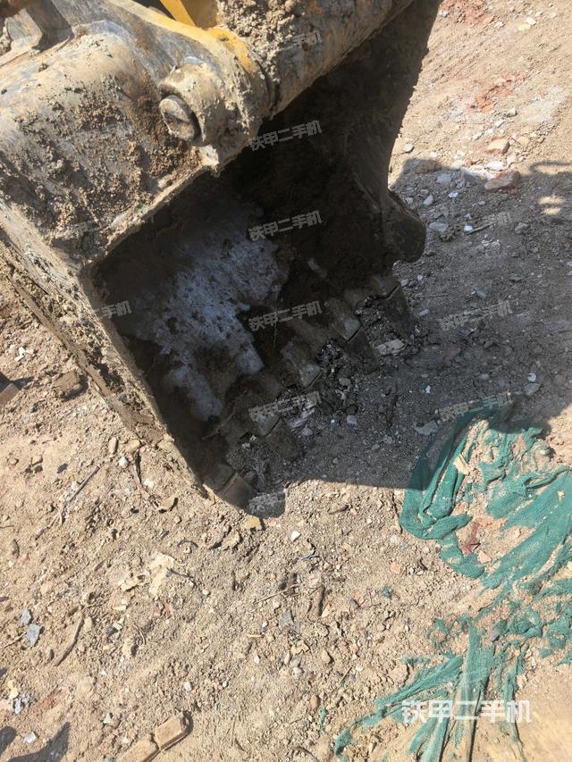 铲斗右后整体(工作和回转装置) 铲斗右后整体(工作和回转装置)