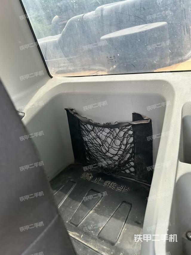 行走控制手柄和踏板 俯拍(驾驶室部分) 行走控制手柄和踏板 俯拍(驾驶室部分)