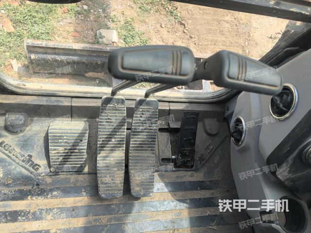 行走控制手柄和踏板 俯拍(驾驶室部分) 行走控制手柄和踏板 俯拍(驾驶室部分)