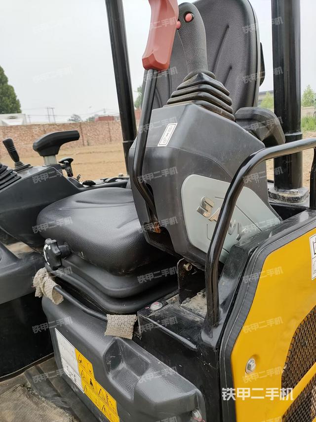 驾驶室顶部（整机外观）