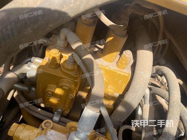 回转马达和主控阀(整机外观) 回转马达和主控阀(整机外观)